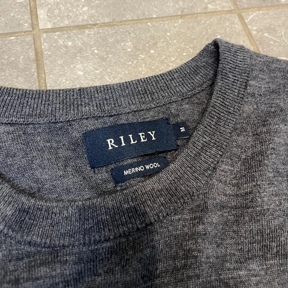 Riley tröja som jag köpte för 1000kr och inte använt mycket alls för att jag tycker den är lite för liten. Toppen skick, som ny typ. Mörkgrå färg och storlek m men passar s. Materialet är merino.Tveka inte på att höra av er!. Stickat.