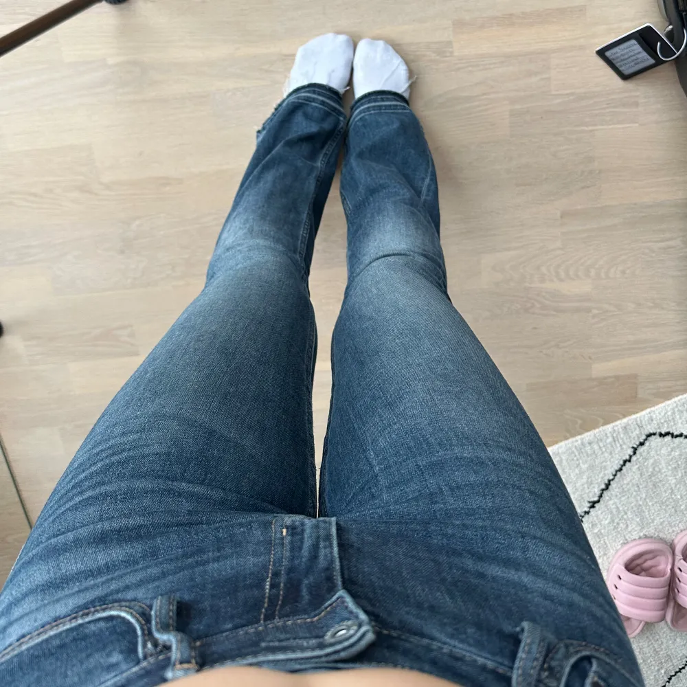 Utsvängda jeans från crocker i en skit snygg färg. Midjemått- 36 innerbenslängd- 78. Jeans & Byxor.