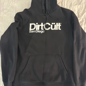 Dirtcult  - Fin dirtcult hoodie som inte har några brister mer än 1 litet hål. 
