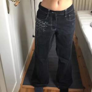 Coola baggy jeans, köpta här på Plick, är knappt använda och säljs av just den anledningen (hör gärna av er innan köp)