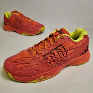 Wilson Kaos Tennis Träningsskor Storlek 40 Sneakers Röd - 14 dagars ångerrätt! Fri retur om de inte passar! Skorna är i utmärkt skick. Inga hål på utsidan eller insidan. Ingen dålig lukt. Hör av dig om du har några frågor! Tack för att du tittade!