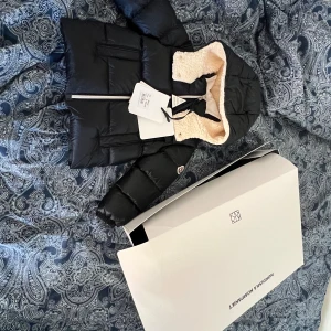 Moncler jacka barn - Hej! säljer nu en jacka som tyvärr inte kom till användning en enda gång så den är helt splitter ny, köpt på NK i Stockholm kvitto finns på det också!  Nypris: 5499kr  storlek: 86/92  Ej prutbart!