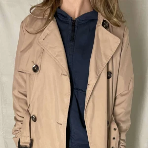 Beige tunn kappa - Snygg beige kappa i nyskick!