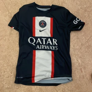 Psg T-shirt - Använd ett fåtal gånger, är originellt killstorlek men passar tjejer också.