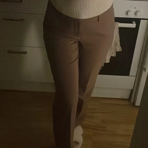 Kostymbyxor - Bruna kostymbyxor från Nelly i storlek 36💓