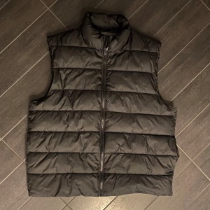 Svart Väst - Mycket bra skick! Som nyskick Nypris: Ca 900 kr Storlek: L 