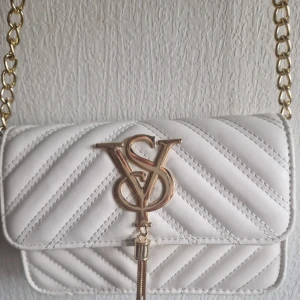 Snygg vit handväska från shein - Fin Oanvänd crossbody väska.