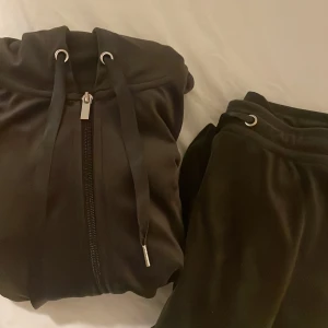 Mjukisset - Brunt mjukis set i velour från Gina, båda delarna i storlek S☺️