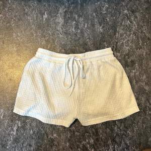 Gulliga vita shorts köpt utomlands i storlek xs. Perfekt till sommaren. Använt c3 gånger, är i ett jätte bra sick. Vet inte vilket märke (finns bild) Vet inte riktigt vad dom är tror virkade, stickade eller något sånt 💗☀️