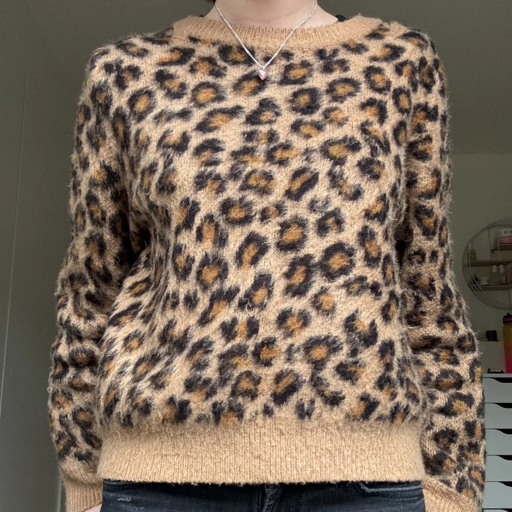 Jätte vacker leopard tröja 🐆Är storlek M men passar någon som har S eller XS. . Tröjor & Koftor.