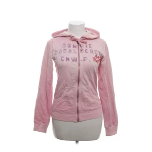 Replay Huvtröja - Säljer denna vintage replay zip tröjan då den tyvärr inte passade som jag hade tänkt. Supersöt med till exempel ett linne under. Finns lite tecken på användning, men den är väl omhändertagen💘💘Skriv gärna vid eventuella frågor!