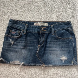 Jeanskjol hollister minikjol - Kort lågmidjad jeanskjokjol från hollister i fint skick. Storlek ”1” enligt mig en S/M Midjemått:38 (x2) total längd framifrån:24cm. Vill du köpa trycker du på köp nu, jag postar inom 24h
