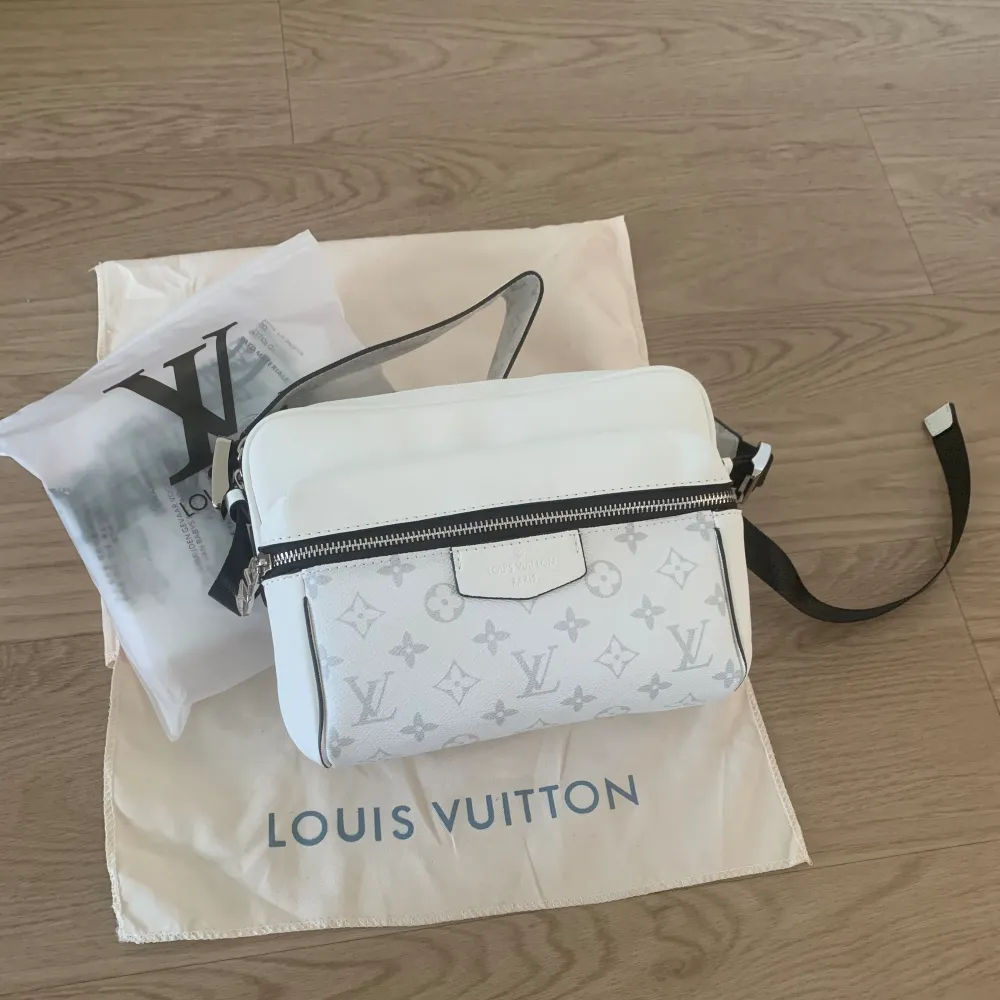Helt ny Louis Vuitton axelväska med tygpåsen 1:1.    Priset kan diskuteras!!!. Väskor.