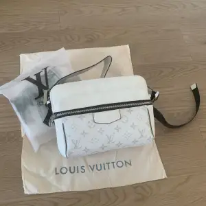 Helt ny Louis Vuitton axelväska med tygpåsen 1:1.    Priset kan diskuteras!!!