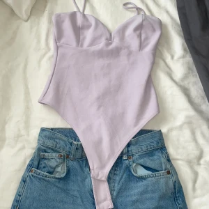 Body och jeans  - Tröjan använts 1 gång och byxorna några gånger ni får båda två för 320(betalar ej för frakt)