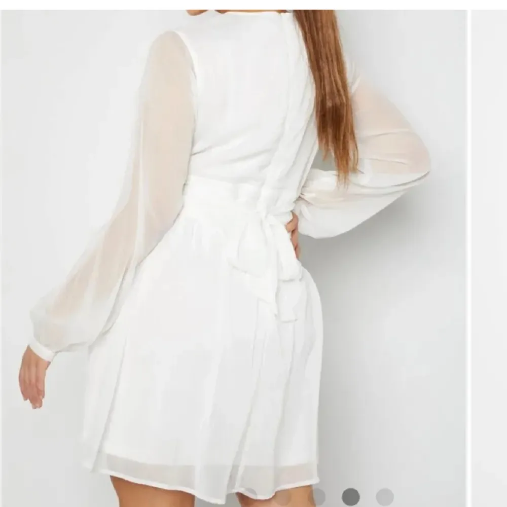Säljer denna superfina vita klänning från bubbelroom som passar perfekt till avslutning/student. Endast använd en gång, som ny! 💗 Nypris 699kr. Klänningar.