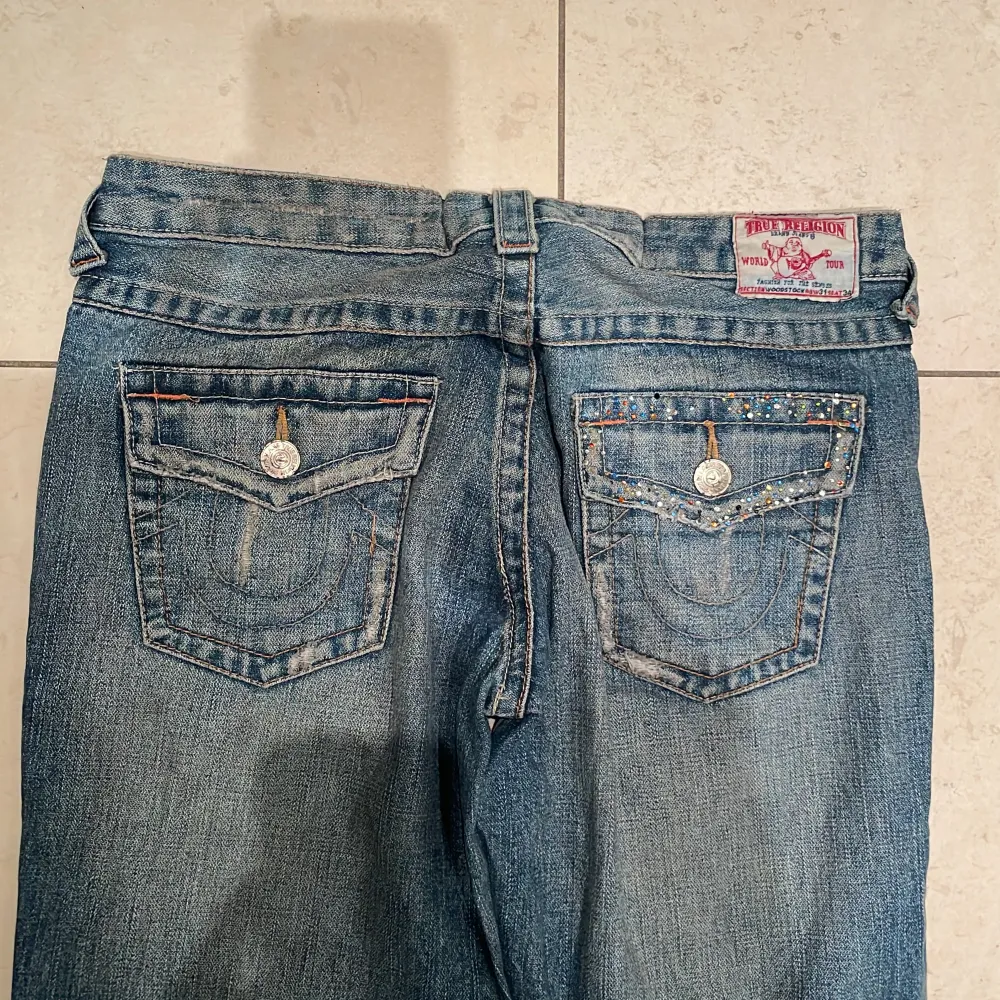 glittriga söta true religion jeans i storlek w31. insydda i midjan så dem e 37cm rakt över i midjan:) ungefär w29 lågmifjade och bootcut . Jeans & Byxor.