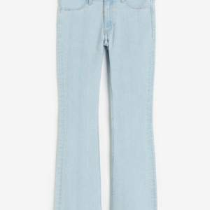Säljer dessa bootcut jeans från h&m, aldrig använda så i nyskick 💞