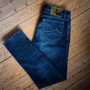 Säljer dessa jeans Jacob cohën jeans i model 622 med ett  nypris på 5199.skicket 9/10. Storleken är 36W 32L men dom är slim fit  och passar mig som har 32-34 i midjan vanligtvis.Skickar med en lye and Scott skjorta vid köp före 10 april.  