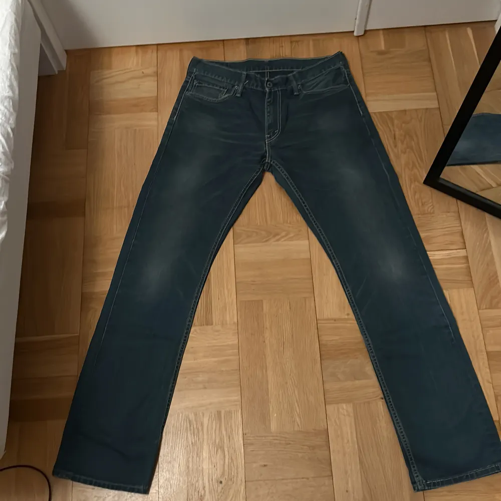 Säljer mina nya levis jeans eftersom de är för stora. Köpt för 1000. Perfekt skick och inga skador.. Jeans & Byxor.