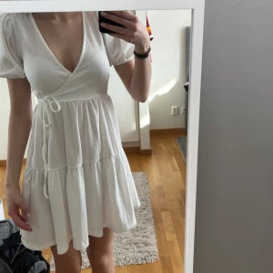 Vit klänning  - Superfin vit klänning som ej kommer till användning. Bra skick! 