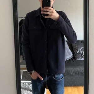 Overshirt  - En overshirt från Selected home som inte är ett dugg använd och är i väldigt fint skick. Nypris 900kr. Storleken är i XL men är rätt så liten i storleken och passar även L