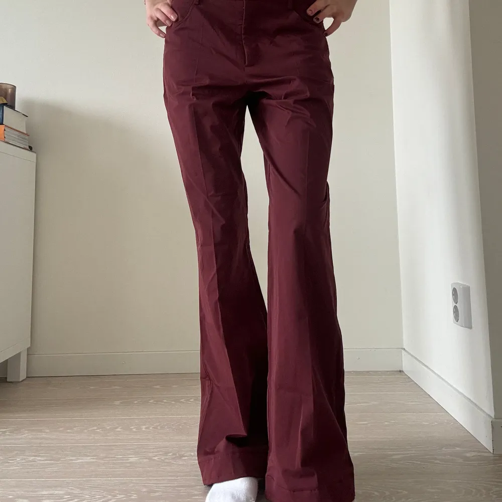 Såå snygga mörkröda kostymbyxor med prislappen kvar från märket Ambiente💕 jag är 175. Jeans & Byxor.