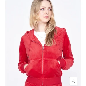 SÖKER RÖD JUICY ZIP-UP - Utan defekter, Robertson, ASTOR RED, Juicy Couture. ❗️INTE MIN BILD❗️