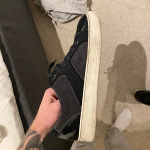 Lanvin skor med glans - Lanvins i använt, men bra skick och mycket att ge. Se bilder. UK 7, passar storlek 42. Lanvins sitter stort i storlek. Hör av er vid intresse 🙂