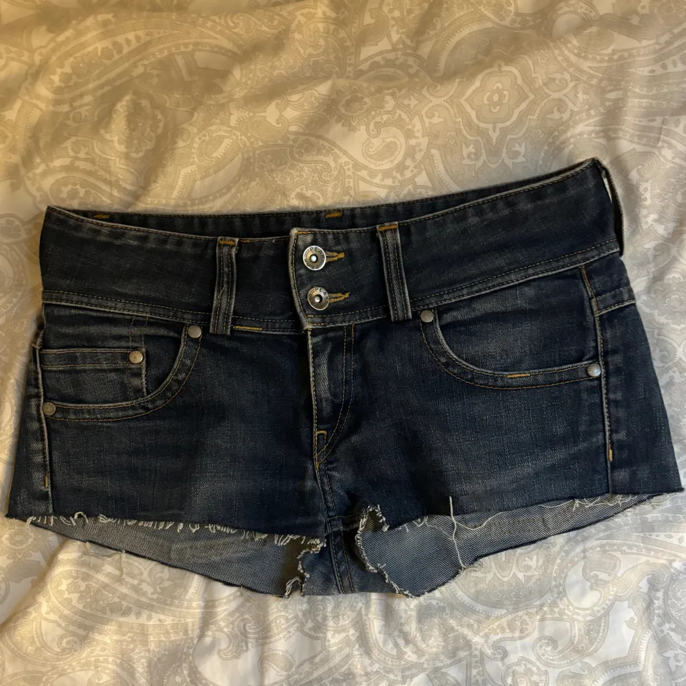 Lågmidjade jeansshorts! Säljer då jag redan jag flera par och dessa kommer inte till användning💞 midjemått: 39cm rakt över💋. Shorts.