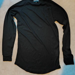 Underställströja - I bra skick, storlek Small  Det följer även med ett till underställ som det inte står något märke på eller storlek (se sista bilden). Men det ut att vara i ungefär samma storlek som den med märke och storlek