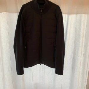 massimo dutti cardigan jacka - massimo dutti cardigan jacka  - Storlek Xl sitter som en L/Xl - skick 9/10  - Färg Blå 