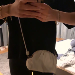 väska  - jättesöt beige väska från mango med gulddetaljer 🌸