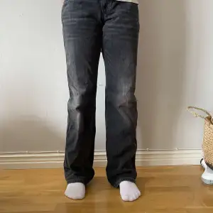 Jättefina jeans från weekday, nytt pris 590kr. Säljer dessa byxor pågrund av för stora i storleken.