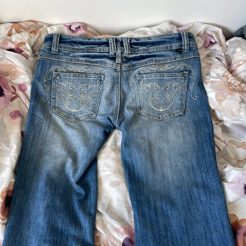 Super snygga blåa jeans med snygga detaljer på fickorna💕 säljer då de inte passar min stil riktigt💕 köpta secondhand men aldrig använda och inga defekter💕💕. Jeans & Byxor.