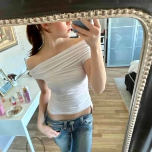 Topp - Otroligt fin topp! Används inte längre därav säljer jag den 💌 Formar kroppen extremt fint.