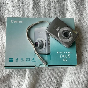 Canon digital kamera  - Säljer denna ikoniska kamera som jag tyvärr inte använder mer. I dagsläget vill den inte fungera ”byta batteri” står det och med mina låga kunskaper kring gamla kameror så väljer jag istället att sälja den, för en billig peng⭐️⭐️ 