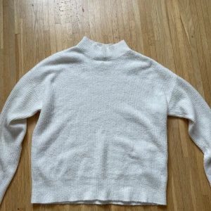 Stickad tröja  - Vit stickad halv polo tröja