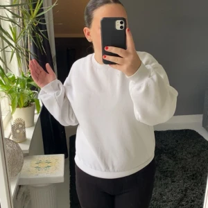 Ginatricot sweatshirt - Säljer min super fina sweatshirt från Gina som tyvärr inte kommer till användning. Storlek L men sitter som S/M. Köpte för 400 och säljer för 100 kr 