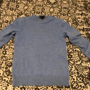 Säljer min 100% Kashmir tröja i färgen ljus blå. Skicket är väldigt bra då den bara är använd runt 5 gånger. Den är storlek s men passar xs. 