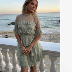 Spets klänning - Jätte vacker grön spetsklänning från bubbleroom. Helt ny med prislappen kvar, aldrig använd. Nypris 699kr. Strl S.