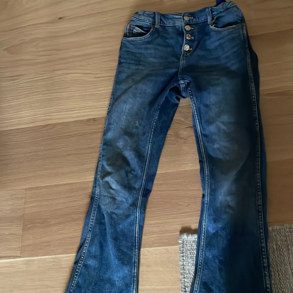 Jättefina jeans som jag säljer eftersom att jag växt ur dom tyvärr ❤️. Jeans & Byxor.
