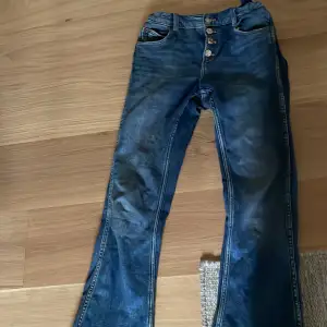 Jättefina jeans som jag säljer eftersom att jag växt ur dom tyvärr ❤️