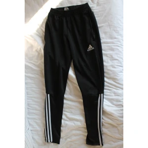 Adidas byxor - Långa träningsbyxor från adidas, funkar bra för träning utomhus/över andra träningsbyxor när man rör sig till/från träningar // Andas på baksidan, se bild 3 // Mycket ancända, gott skick // 100% återvunnen polyester // Skicka pm för mer info/samtal