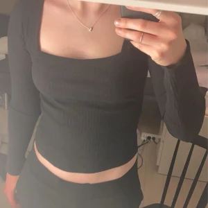 Zara topp - Jättefin topp med fyrkantig urringning från Zara. Nyskick, använd ca 2 gånger. Slutsåld på hemsidan.💗 