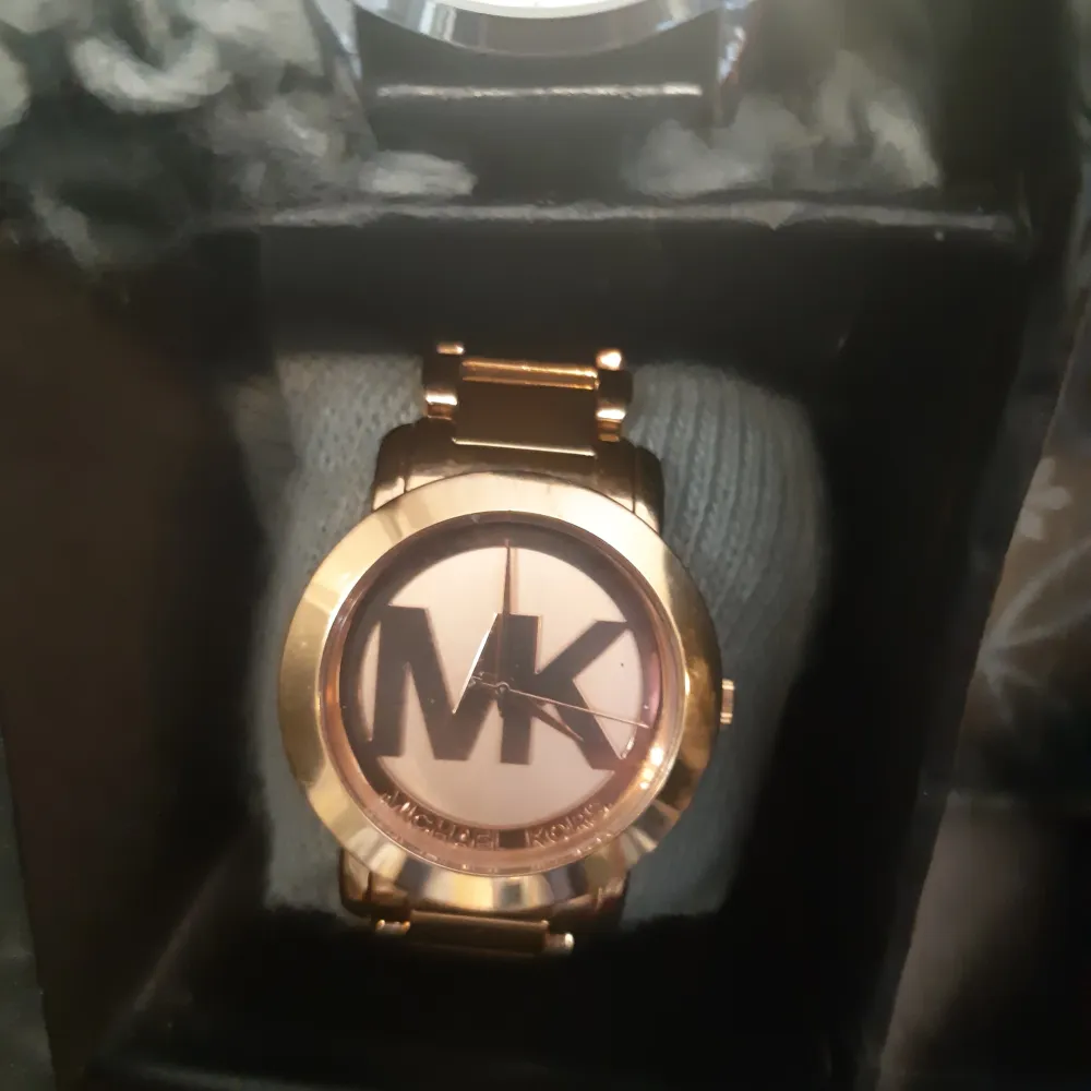 Michael Kors klocka i superskick säljes då den inte används. . Accessoarer.