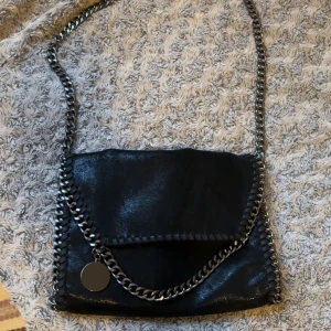 Svart väska! - Säljer denna jättefina svarta väska. Den är ganska lik Stella Mcartney väskorna. Pris kan diskuteras 🫶🏻