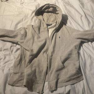 Grå ralph lauren zip hoodie i storleken xl (barn storlek) säljer på grund av att den har blivit för liten. Passar dom som är runt 160