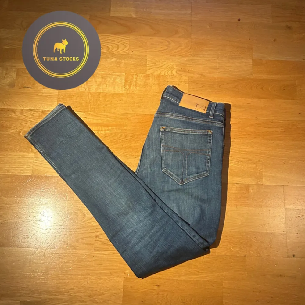 | Tiger of Sweden Jeans | Skick 9/10 | Strl 31/32 | Pris 499 | Modell - Evolve | Modellen på bilden är ca 185 | Hör av dig vid minsta fundering! . Jeans & Byxor.