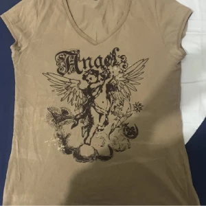 T-shirt  - Ljus Brun tshirt, passar som s-m! Bra skick men säljer den för att den inte kommer till användning. 